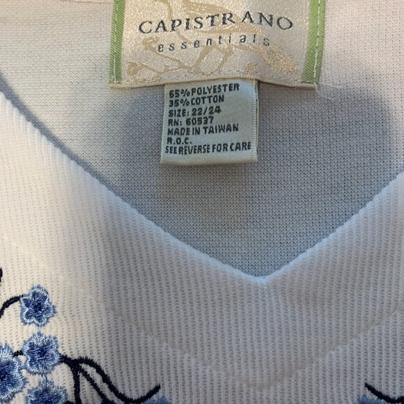 Capistrano Essential Women's White Ribbed Blouse with Blue Flowers Size 22/24 - Picture 3 of 3